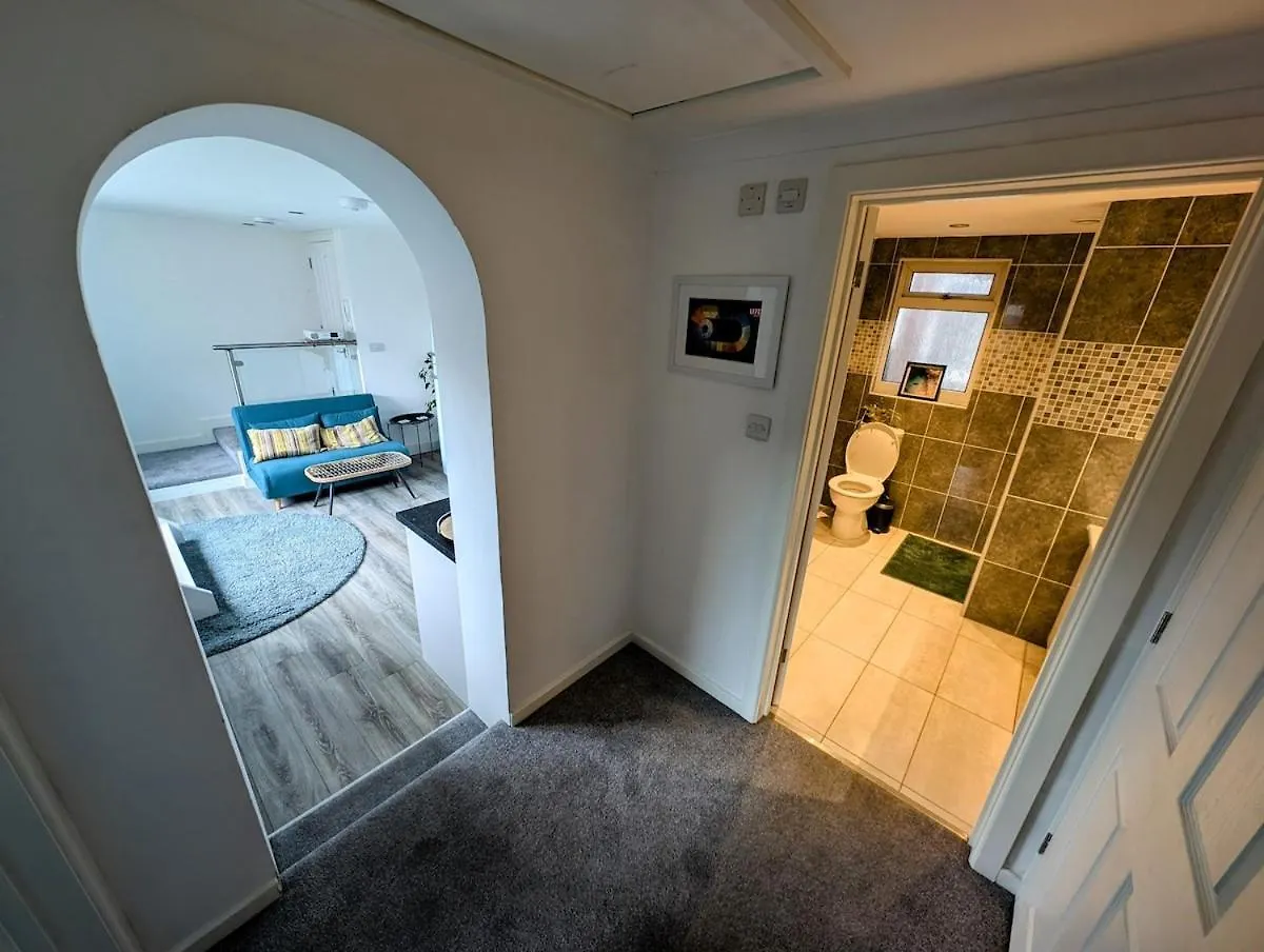 Spacious Apartment With Private Terrace Close To Beaches And The New Forest Bournemouth