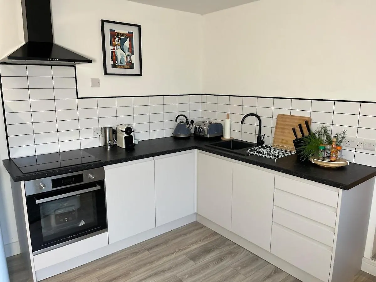 Spacious Apartment With Private Terrace Close To Beaches And The New Forest 伯恩茅斯