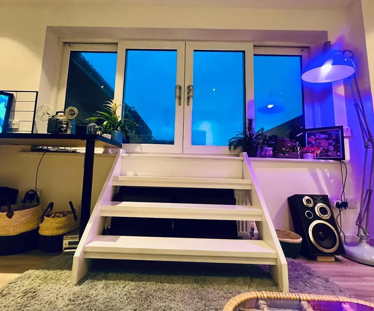 Spacious Apartment With Private Terrace Close To Beaches And The New Forest 伯恩茅斯
